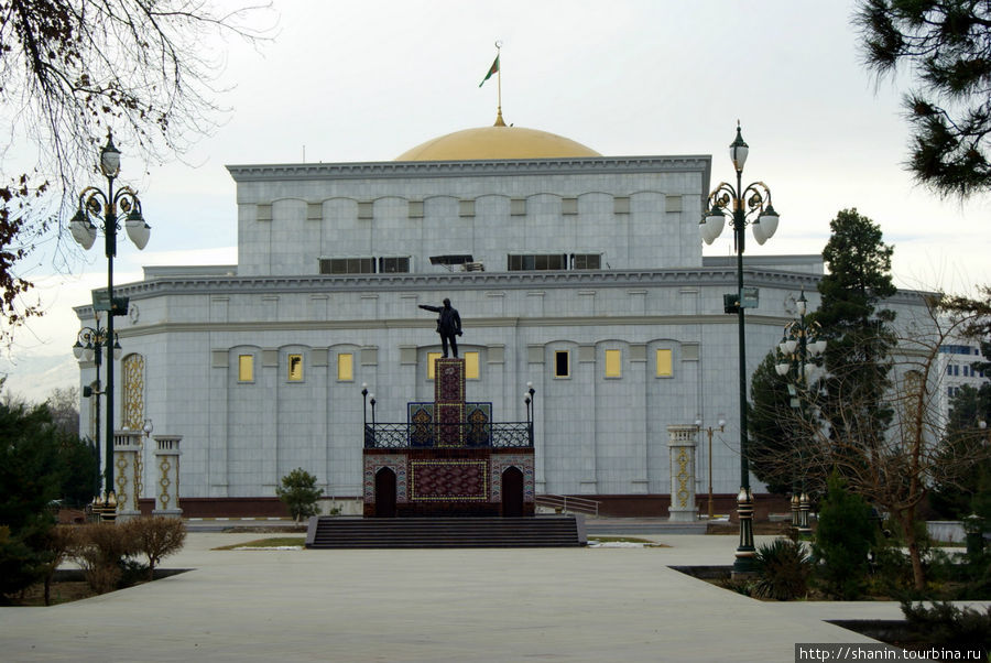 Театр Махтумкули в Ашхабаде — вид со стороны парка с памятником Ленину Ашхабад, Туркмения