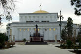 Театр Махтумкули в Ашхабаде — вид со стороны парка с памятником Ленину