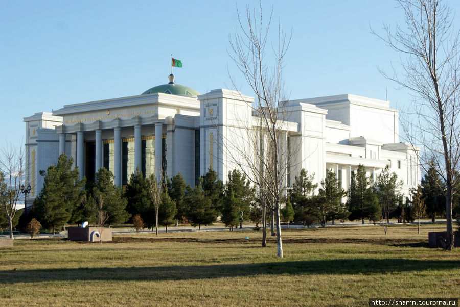 Новый театр у Военного музея в Ашхабаде Ашхабад, Туркмения