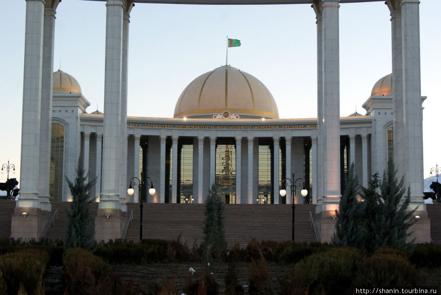 Музей президента Сапармурата Ниязова в Ашхабаде Ашхабад, Туркмения