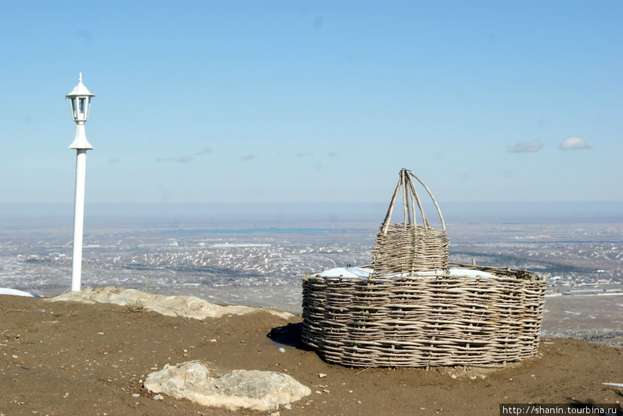 Фонарный столб и клумба Ашхабад, Туркмения