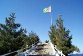 Туркменский флаг на тропе здоровья