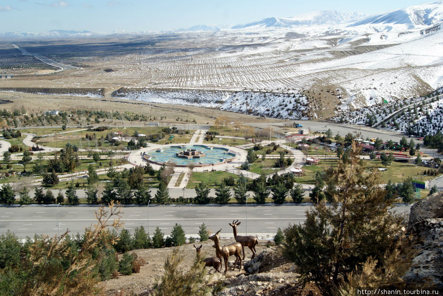 Вид с тропы здоровья на парк внизу Ашхабад, Туркмения