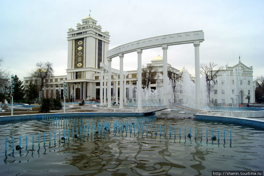 Фонтан у входа в городской парк Ашхабад, Туркмения