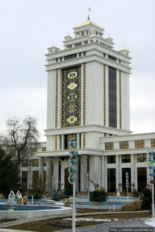 Здание на углу городского парка Ашхабад, Туркмения