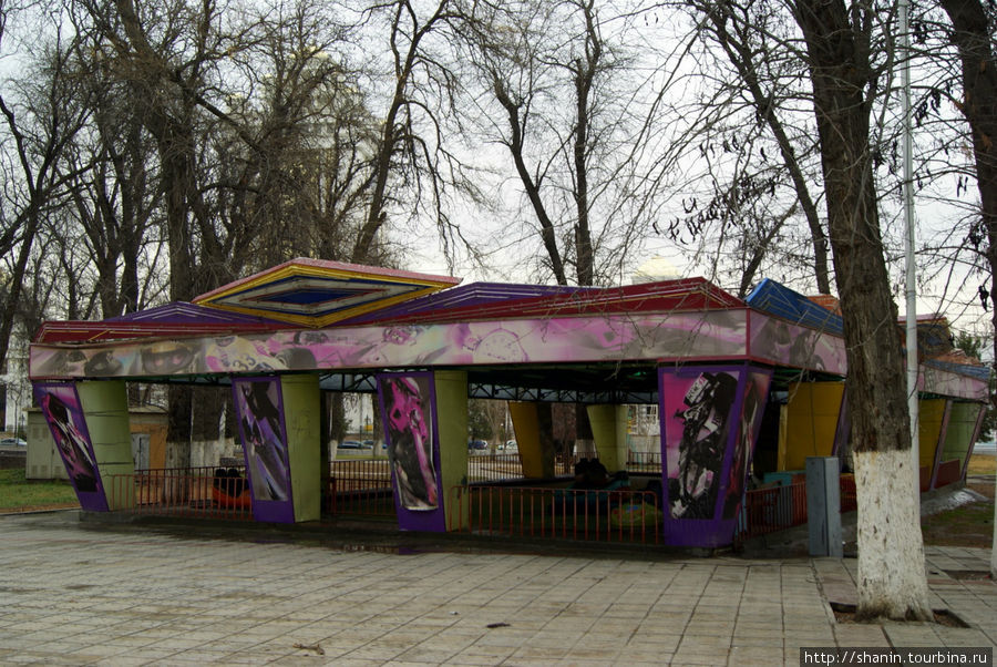 Павильон в парке Ашхабад, Туркмения