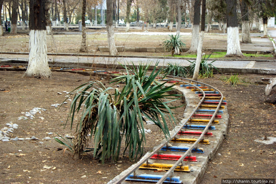 Рельсы в городском парке Ашхабад, Туркмения