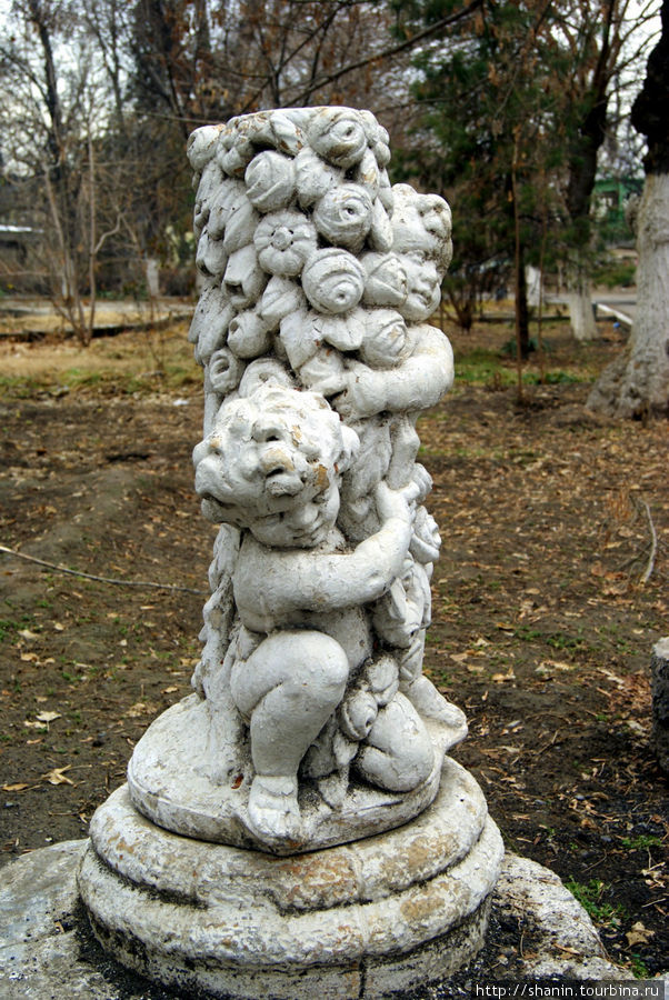 Скульптура в парке Ашхабад, Туркмения
