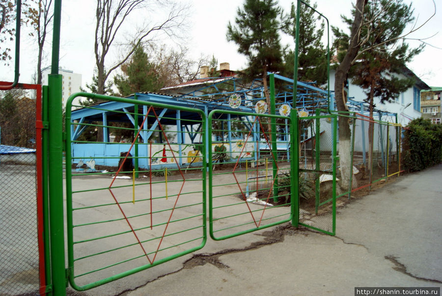 Вход в детский сад Ашхабад, Туркмения