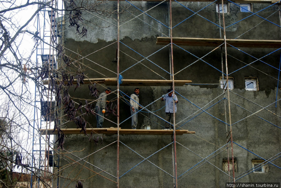 Идет ремонт старого дома Ашхабад, Туркмения