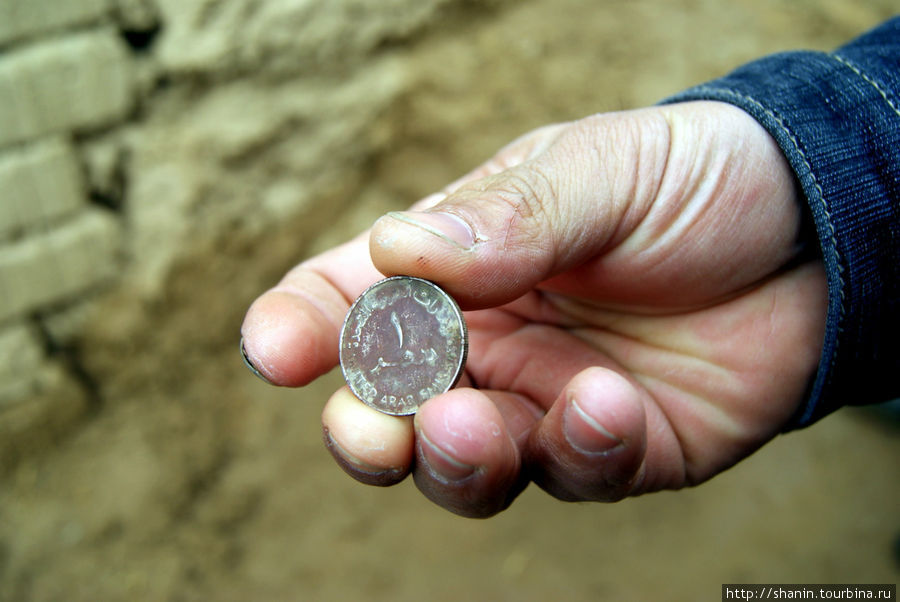 Монета в руке Столичный регион Ашхабад, Туркмения