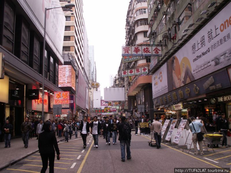 Вдоль магазинов и реклам Коулун, Гонконг