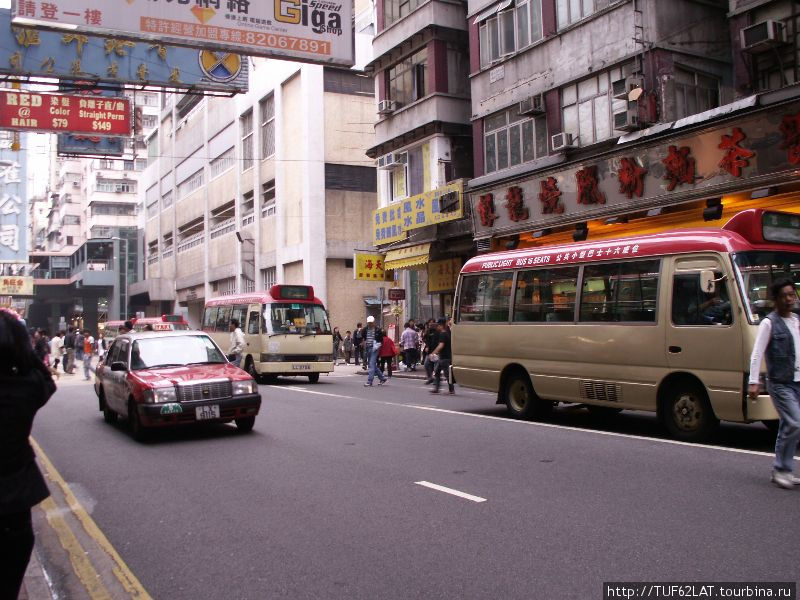 Такси красного цвета. Коулун, Гонконг