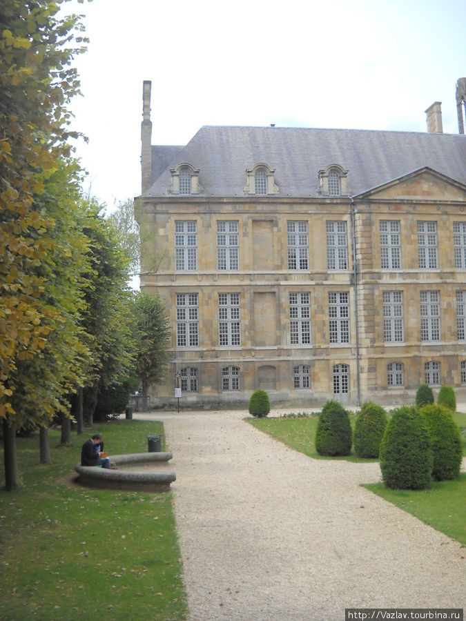 Поперечный фасад дворца Реймс, Франция