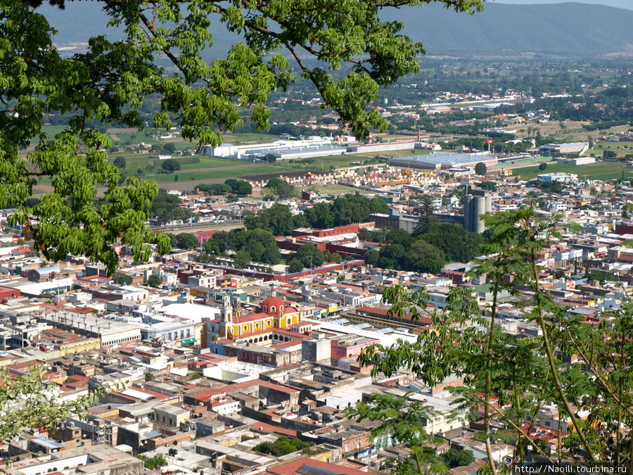 Городок цветов и зелени в окружении гор Атлиско, Мексика