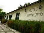 В городе Леон — первой колониальной столице и культурном центре Никарагуа мы остановились вот в этом отеле — бывшем монастыре