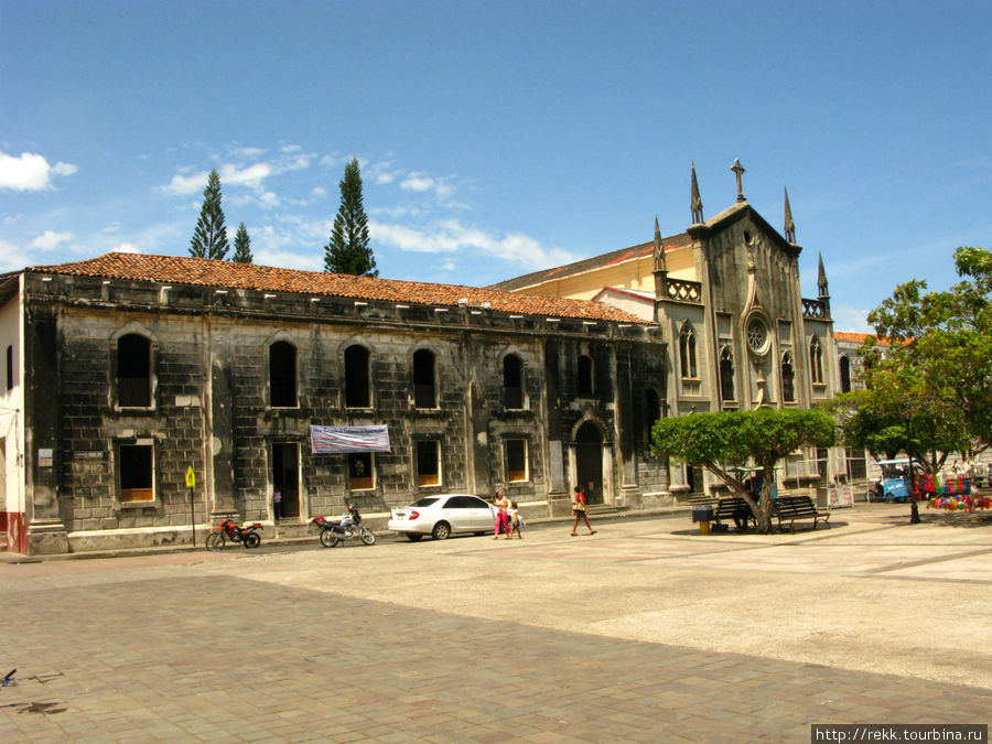 Церковь на главной площади Никарагуа