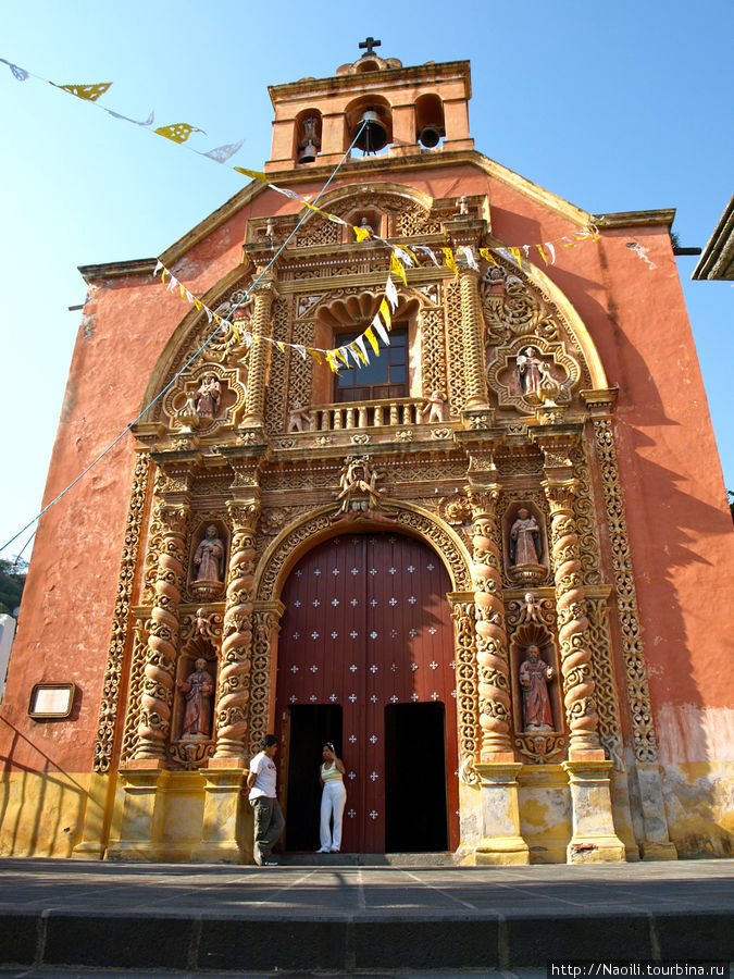 Ажурные ворота и богатое убранство Капелы Атлиско, Мексика