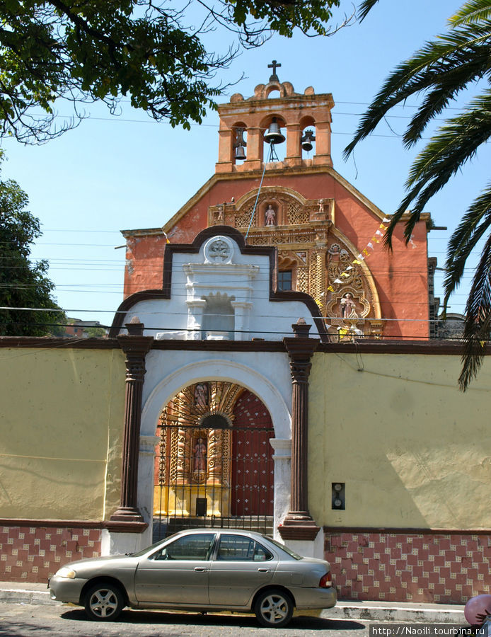 Ажурные ворота и богатое убранство Капелы Атлиско, Мексика