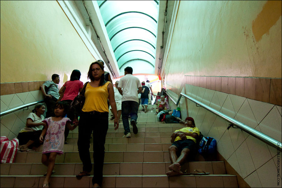 Ну и немного подземной жизни этого района. Тут огромный подземный переход, в котором живут, просто просят милостыню, работают, проводят свободное время огромное количество людей Манила, Филиппины