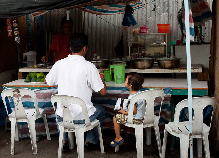 Дома тут едят не часто, а посещают вот такие уличные мини столовки (по-английски eatery, не знаю как правильно перевести). Я ел в них несколько раз — экстремально дешево и довольно вкусно. Причем и посетители, и хозяева приходят в дикий восторг, когда рядом с ними ест белый человек, да ещё и не пользуется ложкой и спрашивает про все подряд. Манила, Филиппины