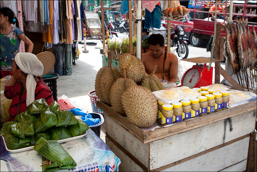 Дуриан на продажу — очень дорогой, кстати, фрукт Манила, Филиппины