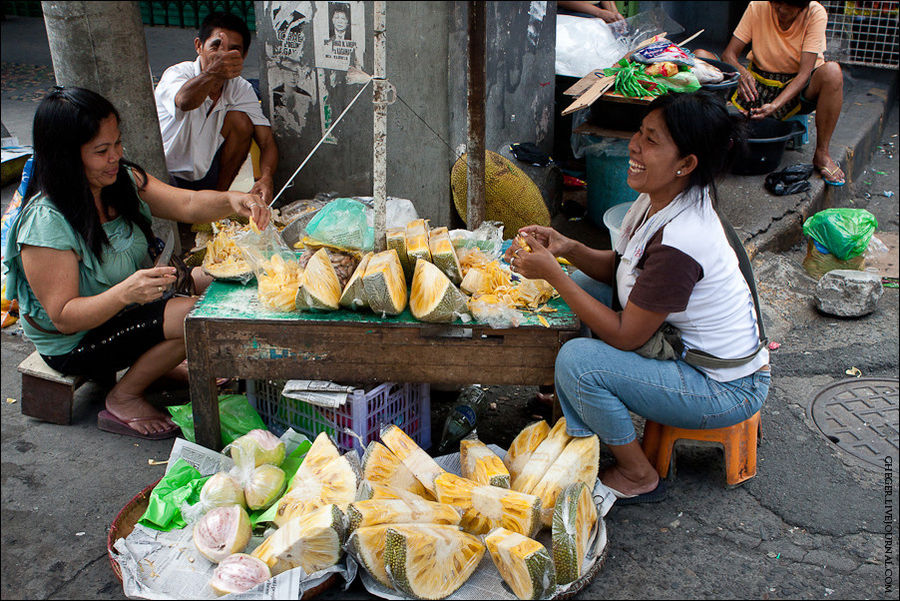 А вот тут продают плоды хлебного дерева и грейпфруты, по порциям Манила, Филиппины