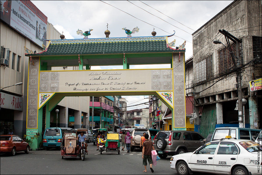 Арка, обозначающая мусульманский район города Манила, Филиппины