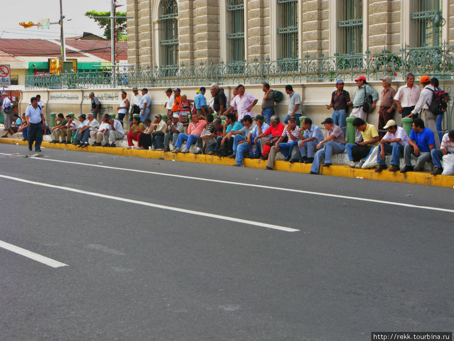 В центре Сан-Сальвадора толпы людей Сальвадор