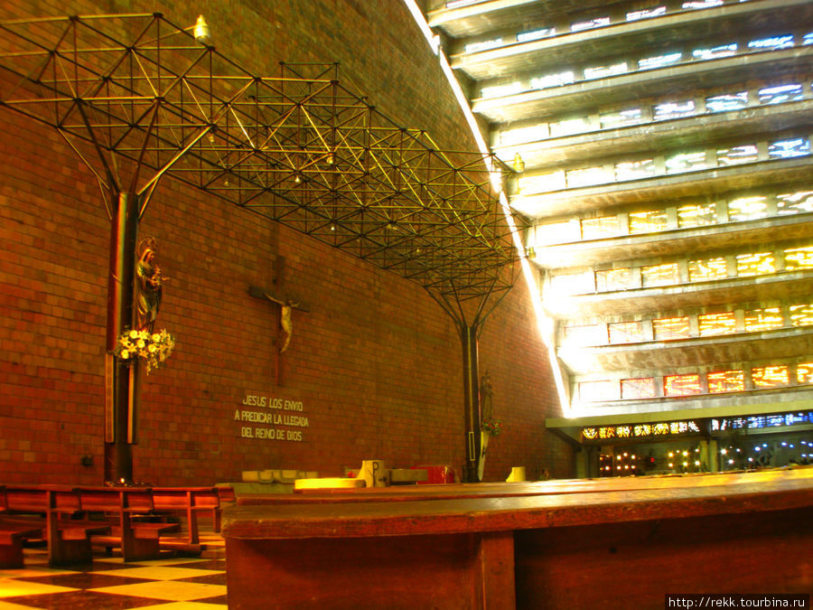 К моему изумлению это строение оказалось церковью. Iglesia el Rosario. Сальвадор