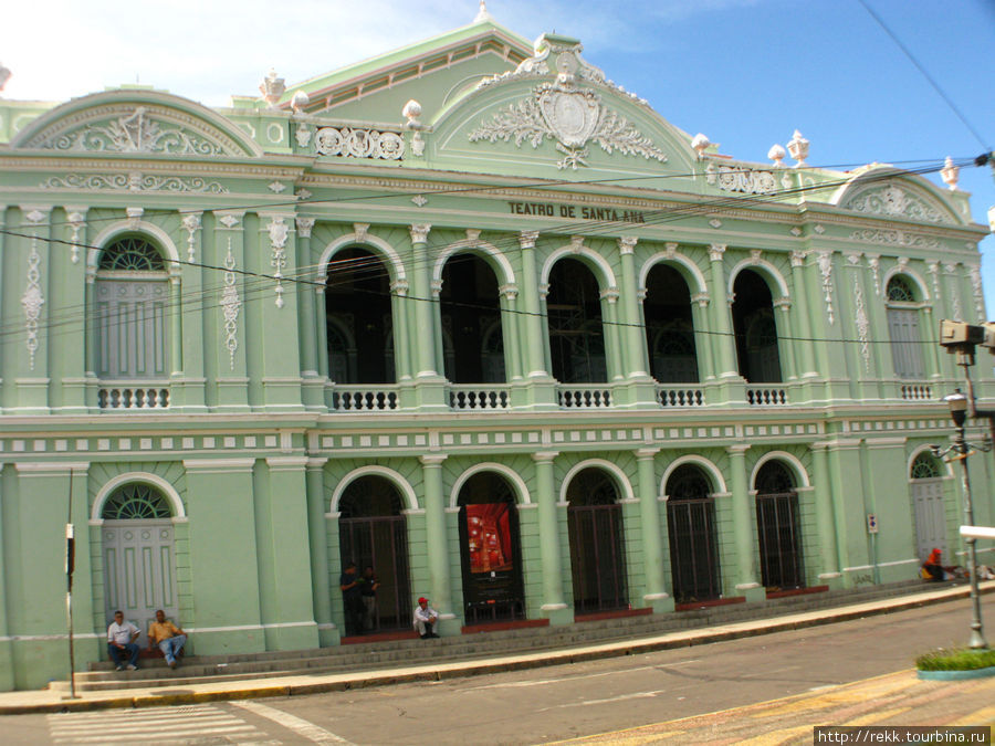 Театр Санта Ана старше театра Националь в Сан Сальвадоре на семь лет Сальвадор