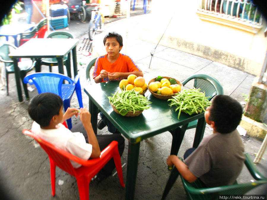 Дети помогают взрослым торговать и готовить Сальвадор