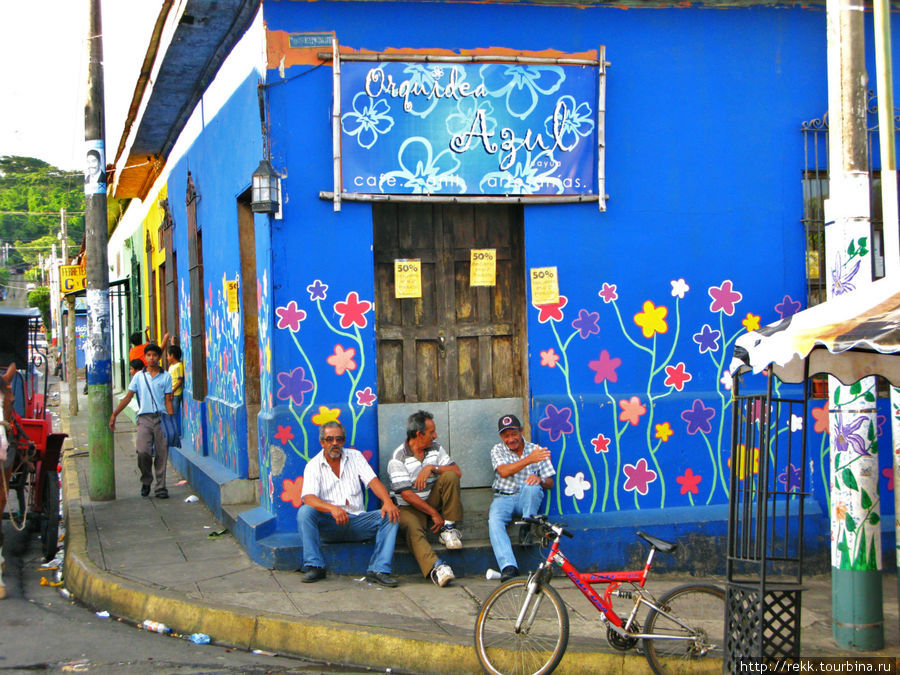 Деревенька стоит на Дороге Цветов и соответственно оформлена Сальвадор