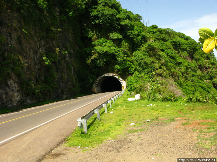 Таких туннелей много на этой горной дороге. Сильно напоминает дорогу вдоль итальянской и французской Ривьер Сальвадор
