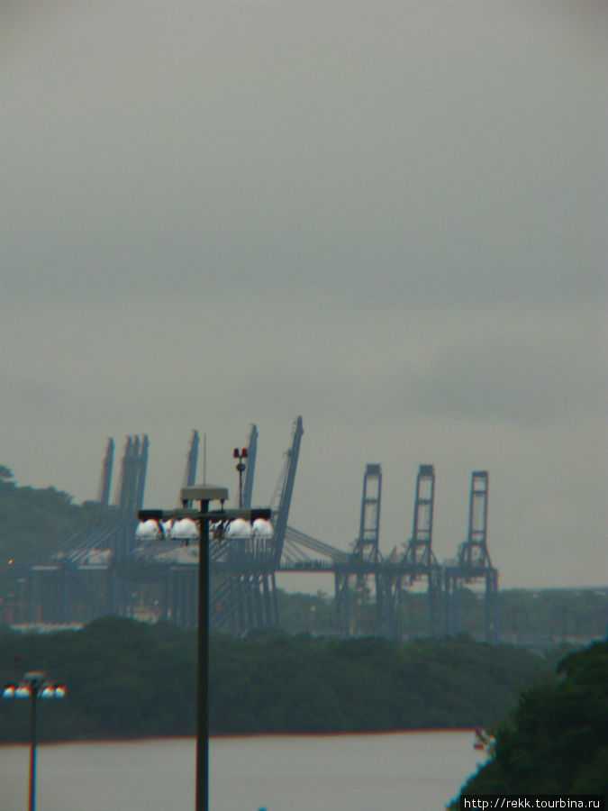 Видны краны порта Бальбоа. Говорят самый крупный порт на тихоокеанском побережье. Может быть по тоннажу обрабатываемых грузов. Панама — огромный офшор. Здесь полно безналоговых зон и вся торговля на американский континент идет отсюда Панама-Сити, Панама