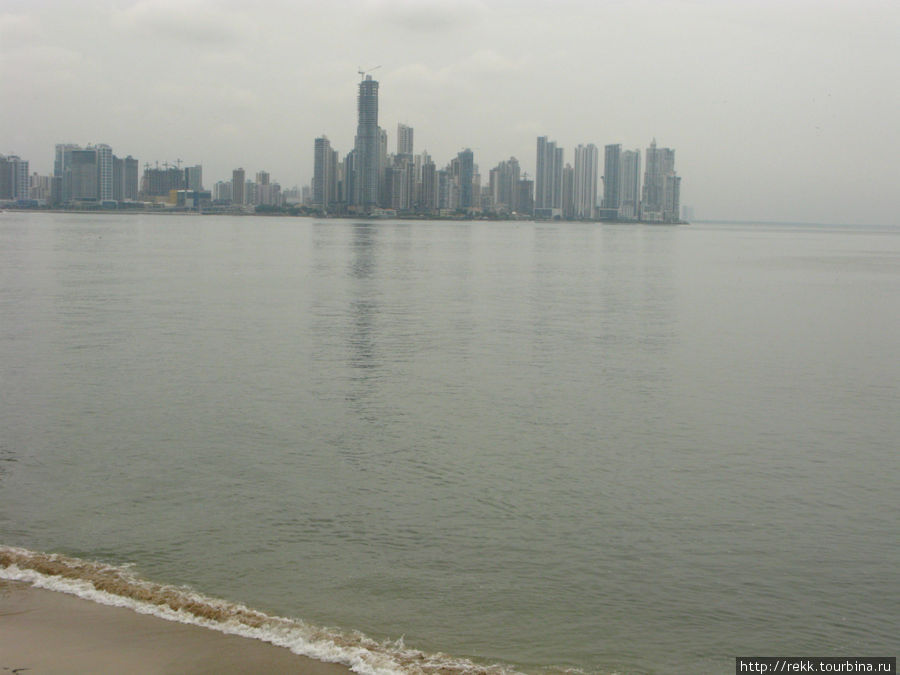 Будто из самого океана вырастают небоскребы Панама Сити. А когда подлетаешь к ней на самолете — это совершенная фантастика. Панама-Сити, Панама