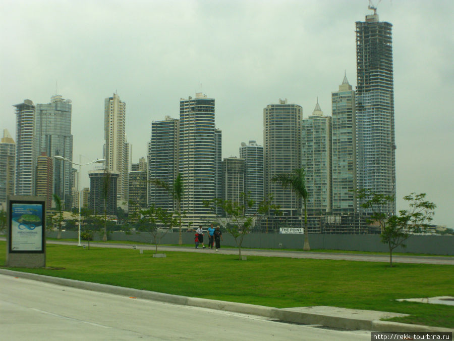 В общем, как и Дубай, Панама — огромная стиральная безналоговая машина. Никто не спрашивает на какие деньги здание строится, а вот после продажи деньги становятся весьма легальными — вырученными от продажи здания Панама-Сити, Панама