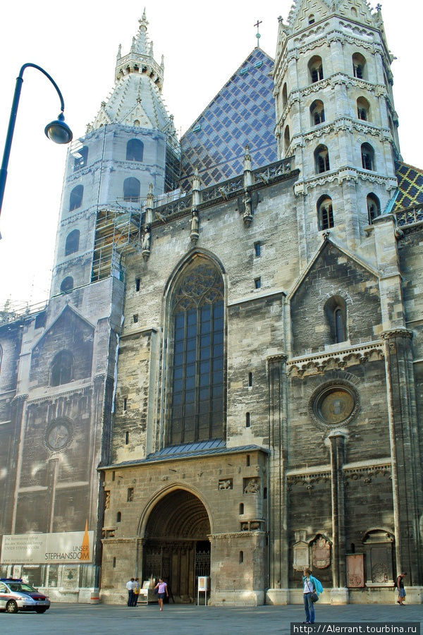 Собор Святого Стефана. Он настолько высок, что уместить его в кадр просто немыслимо Вена, Австрия