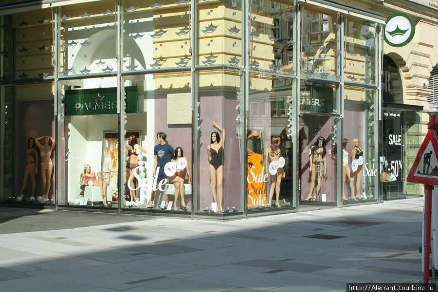 Тут же рядом с памятниками архитектуры магазины раскинули свои витрины Вена, Австрия