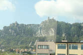 Еще с шоссе видна гора Титано, резко обрывающаяся с одной стороны. На вершине этой горы видно несколько красивых замоков с башнями. Прямо как ласточкины гнёзда