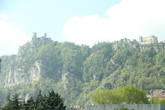 Еще с шоссе видна гора Титано, резко обрывающаяся с одной стороны. На вершине этой горы видно несколько красивых замоков с башнями. Прямо как ласточкины гнёзда