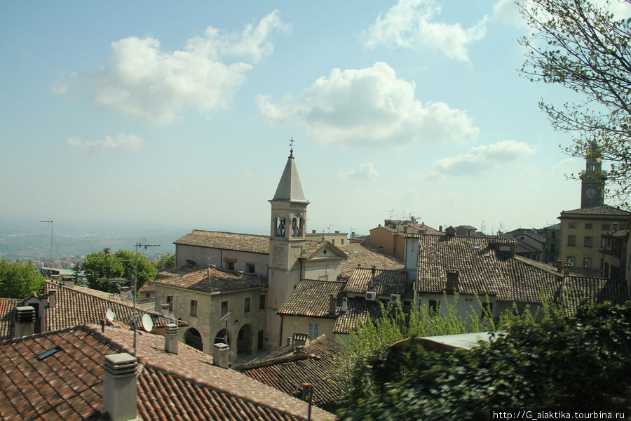 Симпатичные крыши домиков окружающих историческую часть Сан-Марино Сан-Марино
