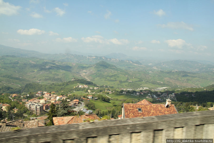 Вид на долины окружающие Сан-Марино впечатляет Сан-Марино