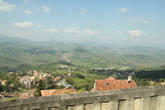 Вид на долины окружающие Сан-Марино впечатляет
