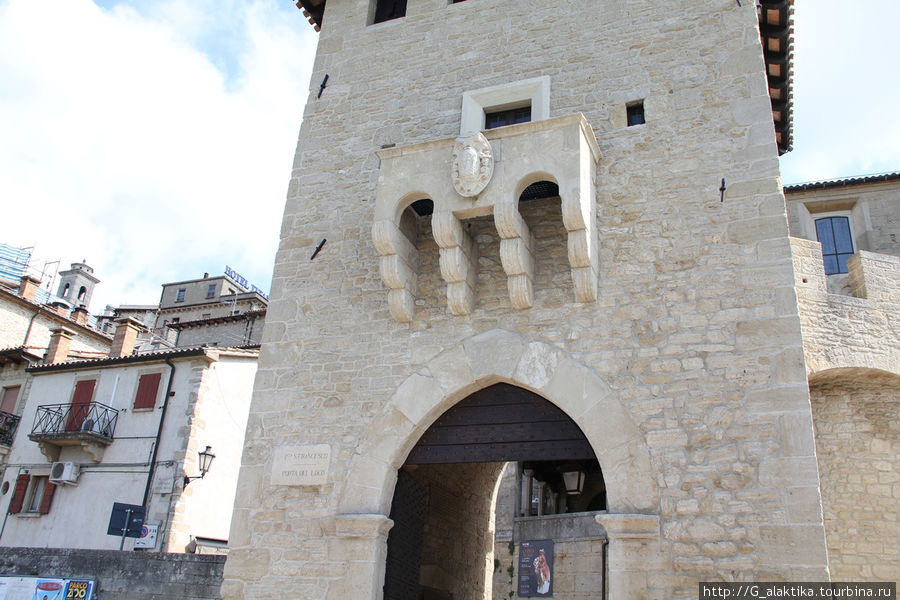 Ворота в крепостной стене, окружающей историческую часть города, с внешней стороны Сан-Марино