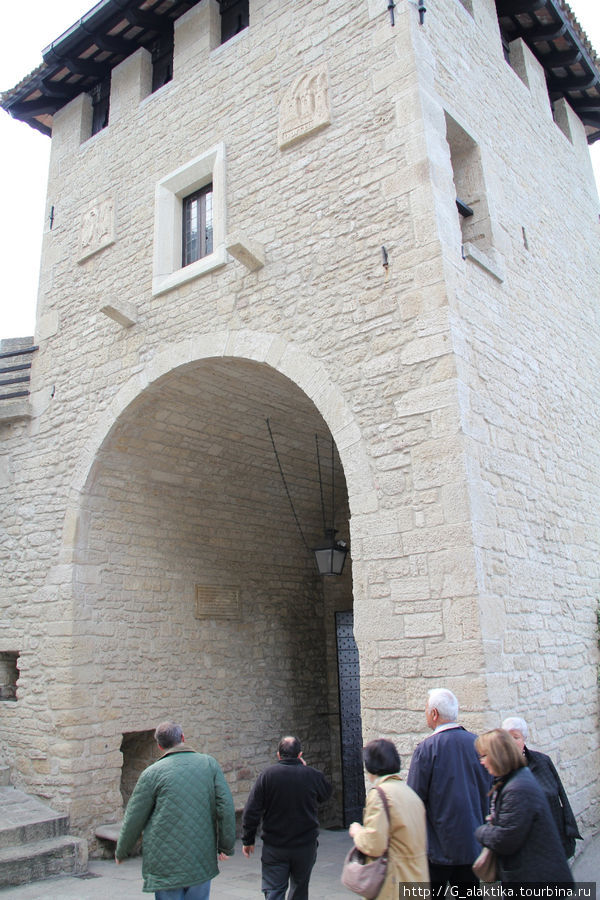 Ворота в крепостной стене, окружающей историческую часть города, с внутренней стороны Сан-Марино