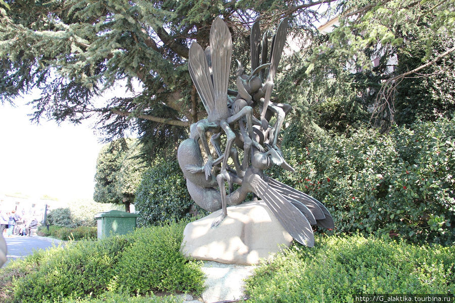 Сан-Марино, историческая часть, скульптура пчелы Сан-Марино