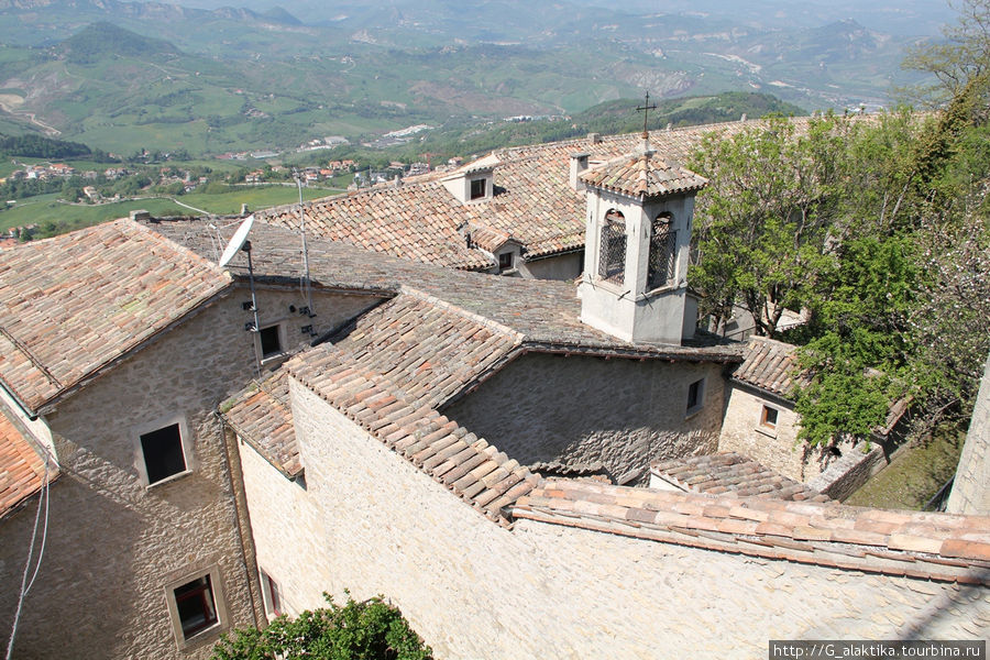 Симпатичные крыши домиков окружающих историческую часть Сан-Марино Сан-Марино