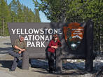 Сразу на выезде из городка начинается Yellowstone National Park