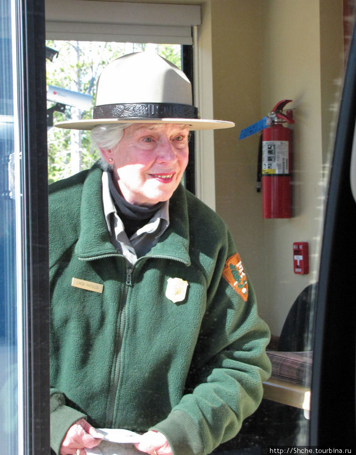 Метров через 500 — Yellowstone West Entrance. Здесь очаровательная женщина вручила нам въездной билет и карту Уэст-Йеллоустоун, CША